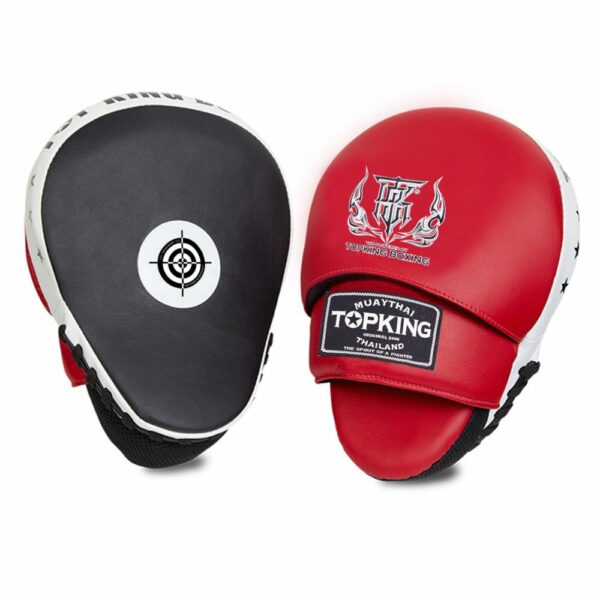 Pattes d’ours TopKing TKFMS rouge avec cible blanche, logo stylisé et design incurvé. Équipement d’entraînement pour Muay Thaï et sports de combat.