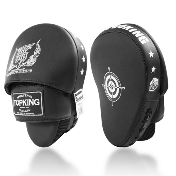 Pattes d’ours TopKing TKFMS noir avec cible blanche, logo stylisé et design incurvé. Équipement d’entraînement pour Muay Thaï et sports de combat.