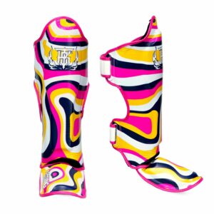 Paire de protège-tibias TopKing modèle Lava rose, ornés d’un motif psychédélique aux couleurs vives : orange, rouge, jaune, brun et blanc. Design incurvé avec rembourrage et sangles de fixation, adaptés aux sports de combat comme le Muay Thai ou le kickboxing.