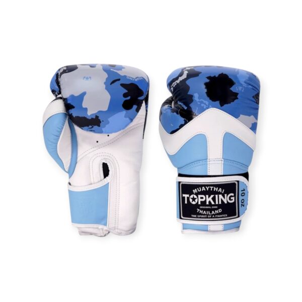 Paire de gants de boxe Muay Thai bleu TopKing, taille 10 oz, au design camouflage rose avec accents blancs. Marquage "Top King Original Brand Thailand – The Spirit of a Fighter" sur l’étiquette du poignet.