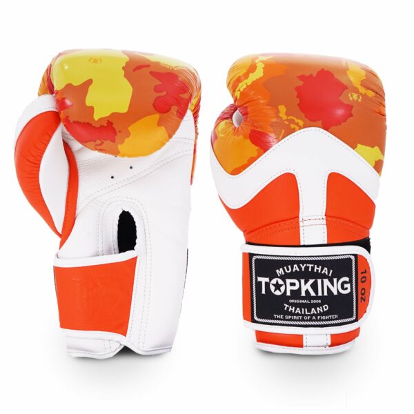Paire de gants de boxe Muay Thai orange TopKing, taille 10 oz, au design camouflage rose avec accents blancs. Marquage "Top King Original Brand Thailand – The Spirit of a Fighter" sur l’étiquette du poignet.