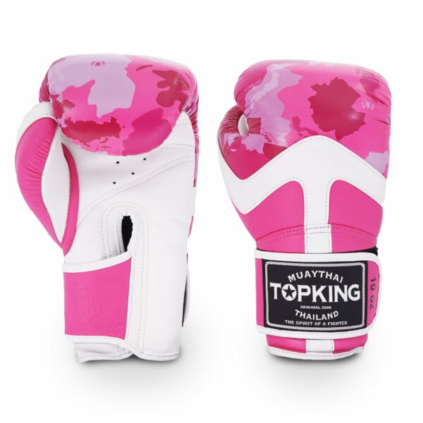 Paire de gants de boxe Muay Thai rose TopKing, taille 10 oz, au design camouflage rose avec accents blancs. Marquage "Top King Original Brand Thailand – The Spirit of a Fighter" sur l’étiquette du poignet.