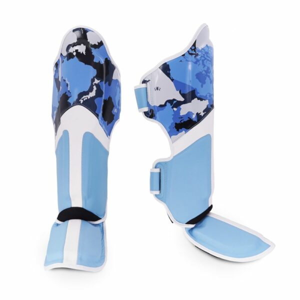 Protège-tibias TopKing modèle camouflage bleu, conçus pour les sports de combat. Forme anatomique avec renforts et sangles de maintien.