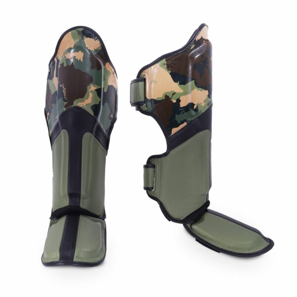 Protège-tibias TopKing modèle camouflage vert, conçus pour les sports de combat. Forme anatomique avec renforts et sangles de maintien.