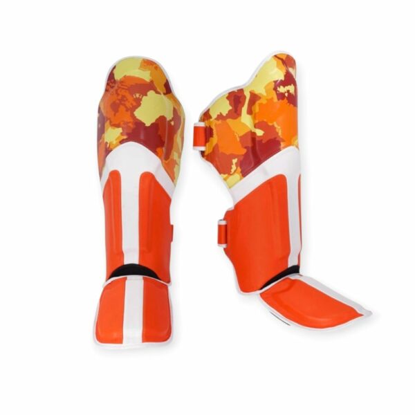 Protège-tibias TopKing modèle camouflage orange, conçus pour les sports de combat. Forme anatomique avec renforts et sangles de maintien.