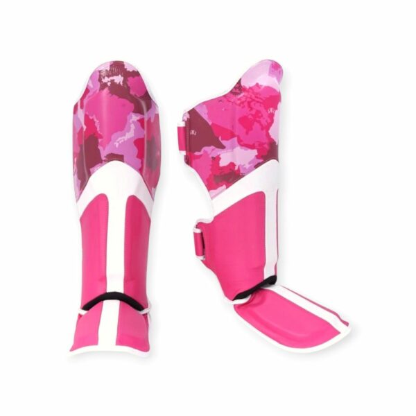 Protège-tibias TopKing modèle camouflage rose, conçus pour les sports de combat. Forme anatomique avec renforts et sangles de maintien.