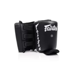 Protection mollets Fairtex noirs pour sports de combat, offrant une protection renforcée et un maintien ergonomique.