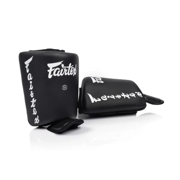 Titre Protection mollets Fairtex Calf Kick Protection SP10 noir Fairtex SP10 microfibre, pour Muaythai, MMA et kickboxing