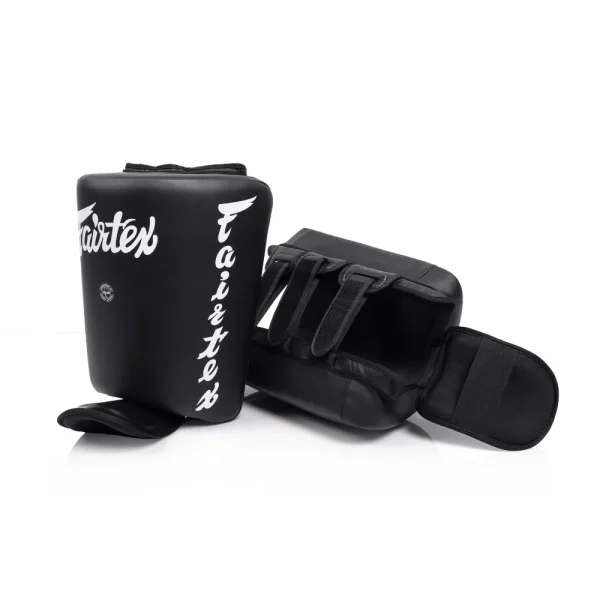 Titre Protection mollets Fairtex Calf Kick Protection SP10 noir Paire de protège-mollets Fairtex SP10 avec sangle réglable, pour Muaythai, MMA et kickboxing