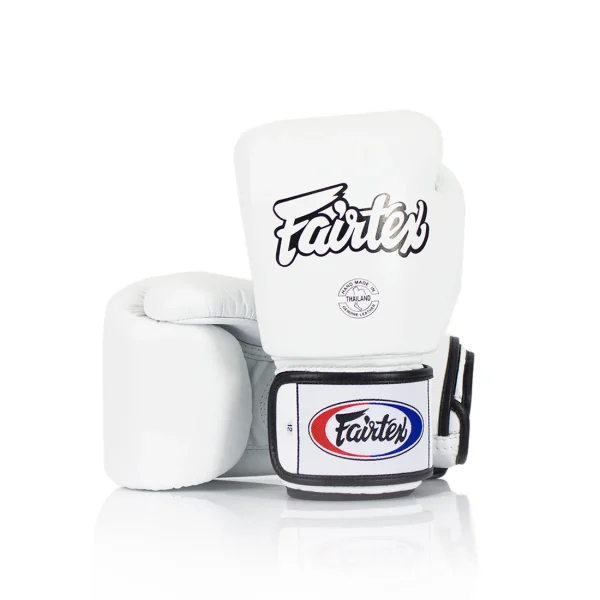 Gants de boxe Fairtex bgv1 blanc Gants de boxe Fairtex BGV1 blanc Muay Thai premium fabriqués en Thaïlande avec protection haute densité pour entraînement boxe kickboxing et sports de combat