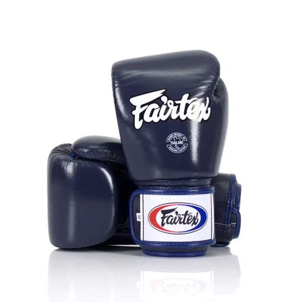 Gants de boxe Fairtex bgv1 bleu Gants de boxe Fairtex BGV1 bleu Muay Thai premium fabriqués en Thaïlande avec protection haute densité pour entraînement boxe kickboxing et sports de combat