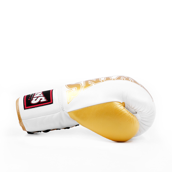 Gants de boxe vu de profil thaïlandaise Twins BGLL1-2T blanc et or à lacet en cuir véritable pour muay thai et boxe anglaise