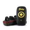 Paos Fairtex kplc5 devant et couché Paos Fairtex KPLC5 noir et jaune, un posé et un debout