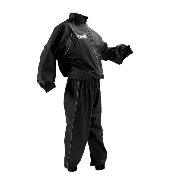 Titre Ensemble de sudation Twins VS1 noir deux pièces Ensemble de sudation Twins VS1 de profile en vinyle noir, veste zippée et pantalon élastiqué, logo Twins Special, pour Muaythai et MMA