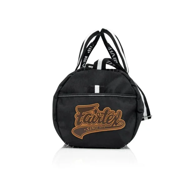 sac de sport fairtex bag9 noir vue de coté Sac de sport Fairtex BAG9 noir vue de côté avec logo Fairtex