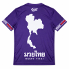 t-shirt muaythaï boxe world vue de dos T-shirt Muay Thai violet de sport avec motifs traditionnels et carte de la Thaïlande pour l'entraînement de boxe. vue de dos