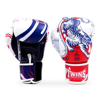 Gants e boxe Twins Sak Yant vue de face Gants de boxe Twins Special Sak Yant bleu et rouge, vue de face avec motif tigre brodé