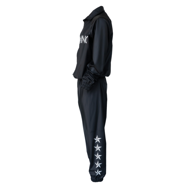 Ensemble de sudation Topking noir - vue de profil Ensemble de sudation Topking tout noir vu de profil avec inscription The Spirit of a Fighter