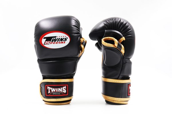 Gants de grappling Twins Special - vue de côté Paire de gants de grappling Twins Special noir et or vue de côté