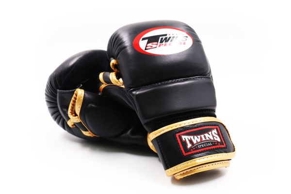 Gants de grappling Twins Special - logo Gros plan sur le logo Twins Special brodé sur le gant de grappling