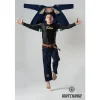 Kimono BJJ Fairtex Matchanu - en action Pratiquant en saut portant le kimono BJJ Fairtex Matchanu ouvert, doublure Hanuman visible