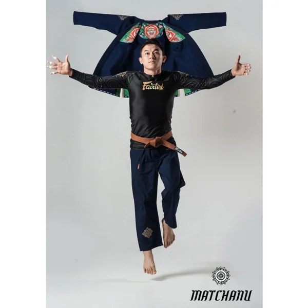 Kimono BJJ Fairtex Matchanu - en action Pratiquant en saut portant le kimono BJJ Fairtex Matchanu ouvert, doublure Hanuman visible