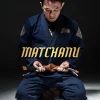 Kimono BJJ Fairtex Matchanu - ceinture Pratiquant agenouillé nouant sa ceinture marron portant le kimono BJJ Fairtex Matchanu