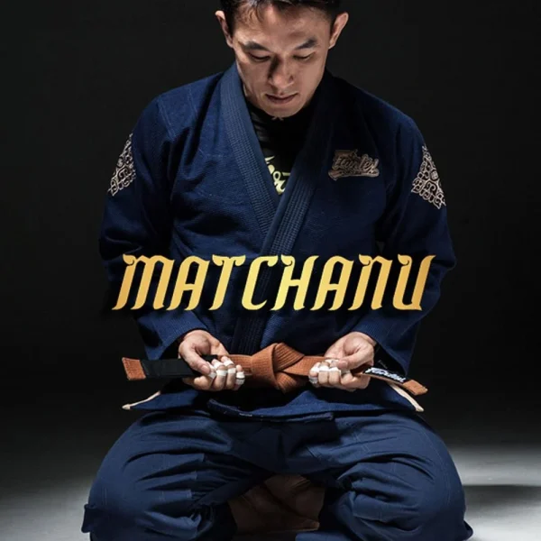 Kimono BJJ Fairtex Matchanu - ceinture Pratiquant agenouillé nouant sa ceinture marron portant le kimono BJJ Fairtex Matchanu