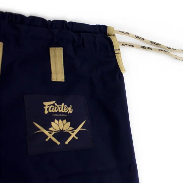 Kimono BJJ Fairtex Matchanu - détail ceinture du pantalon Détail du cordon de serrage Matchanu et du patch Fairtex Limited Edition sur le pantalon