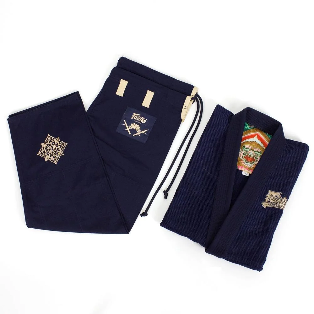 Kimono BJJ Fairtex Matchanu, veste et pantalon pliés, broderie fleur de lotus dorée