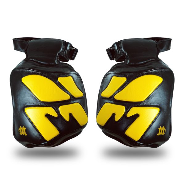 low kick pad Mongkol vue de face Low kick pads Mongkol Muaythai vus de face, cuir noir et renforts jaunes
