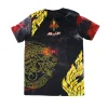 tshirt-arwut-hanuman-dos T-shirt Arwut Sublimation Hanuman vue de dos, motif créature thaïe dorée sur fond noir flammes et fumée rouge