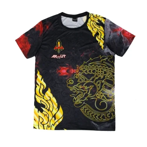 tshirt-arwut-hanuman-face T-shirt Arwut Sublimation Hanuman vue de face, motif créature thaïe dorée sur fond noir flammes et fumée rouge