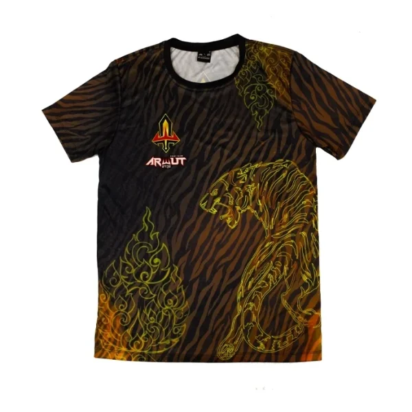 tshirt-arwut-payak-face T-shirt Arwut Sublimation Payak vue de face, motif tigre doré et flammes thaïes sur fond rayé